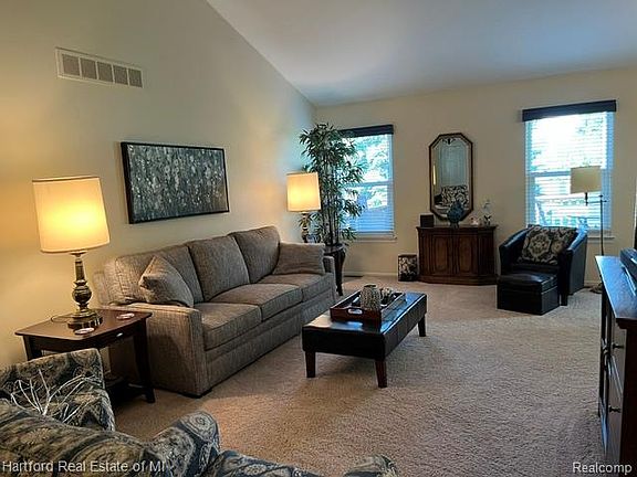 4th image of 386 N Oak Dr