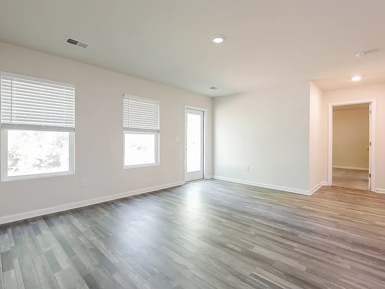 161 Queens Cir — Photo 3