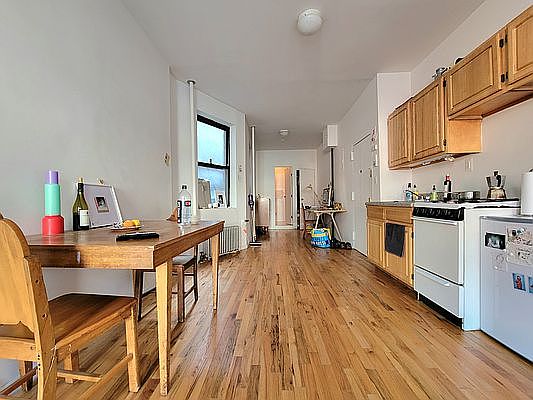 3rd image of 126 E 4th St APT 14