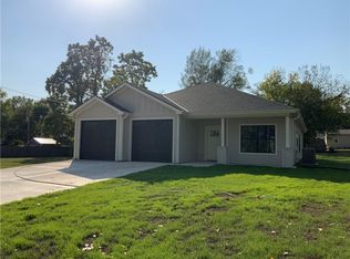 332 Clark Ave, Bonner Springs, KS 66012