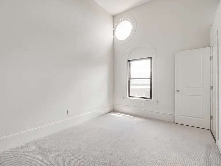 105 William St #402 — Photo 2