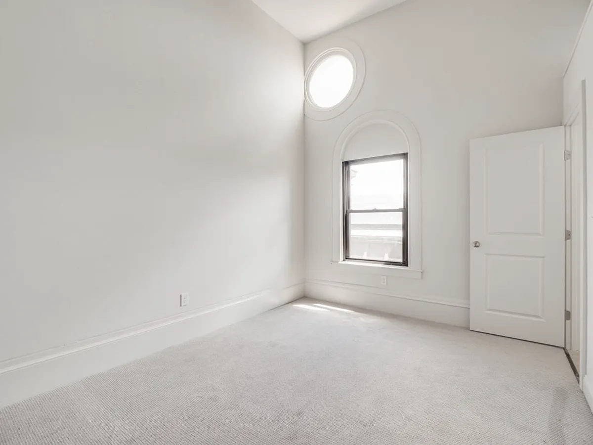 Building Photo - 105 William St #402