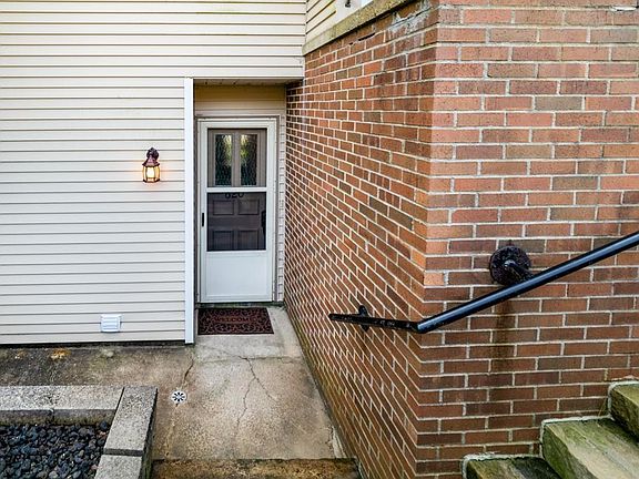 3rd image of 620 W Maple St