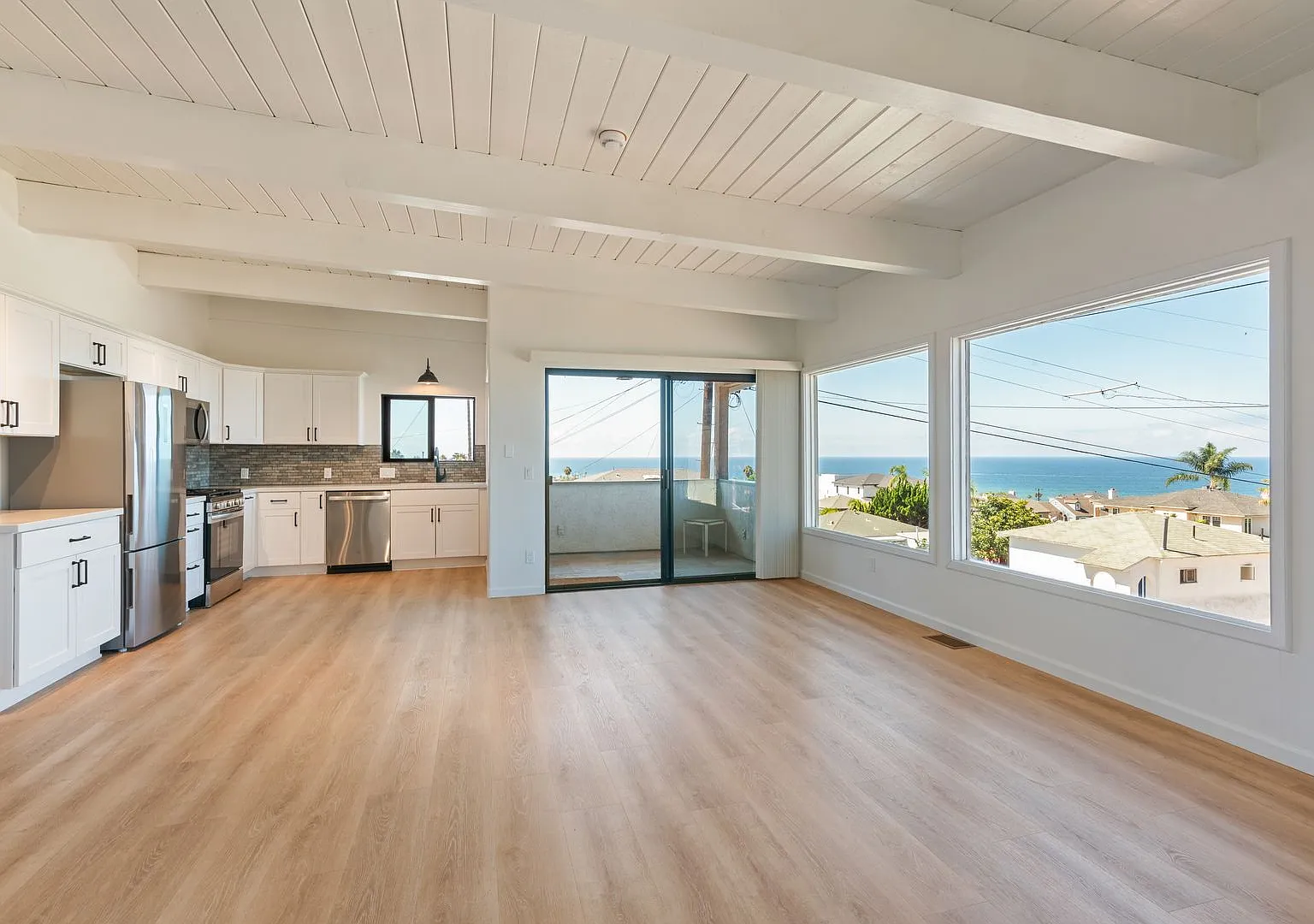 Charming Two Bed One Bath with Ocean Views Point Loma — Photo 2