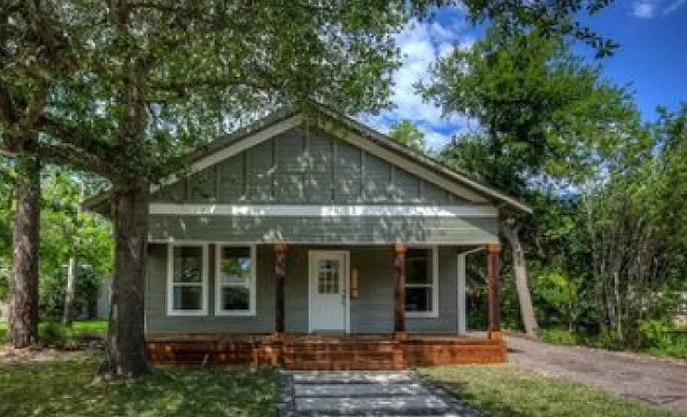 3 bed, 1400 sqft, $2,095 — Photo 1
