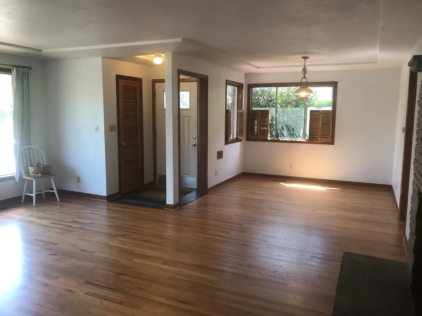 Mid-Century 4 bedroom, 2 full bath House with finished basement, yard, garage, & fireplace — Photo 2