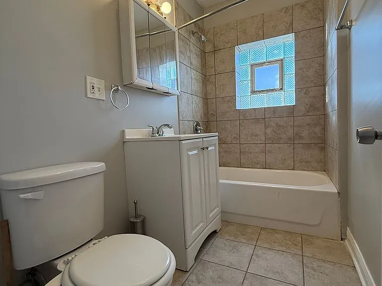 817 W 34th Place — Photo 10