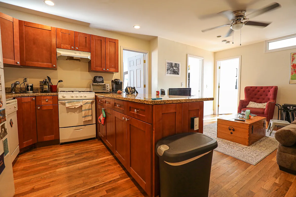 Building Photo - 62 Egmont St #6A