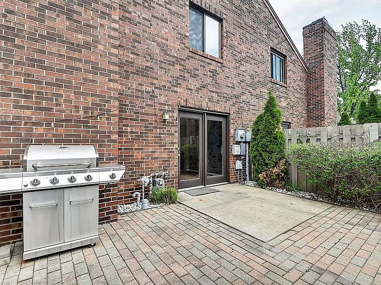 311 E Saint Clair St — Photo 24