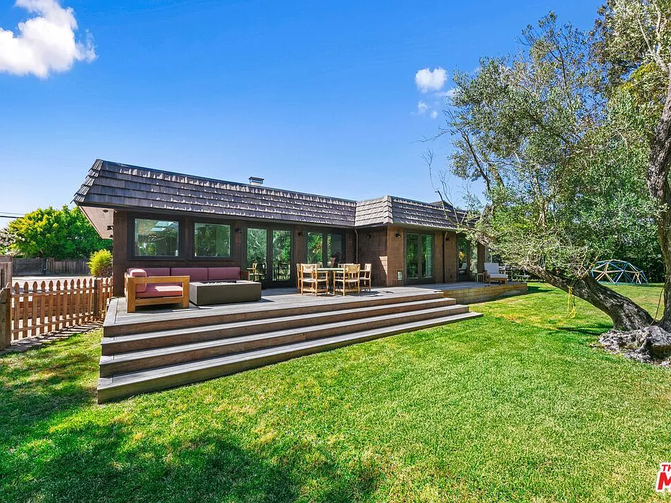7038 Dume Dr