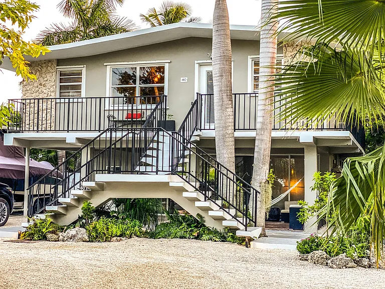 402 Coconut Dr — Photo 3