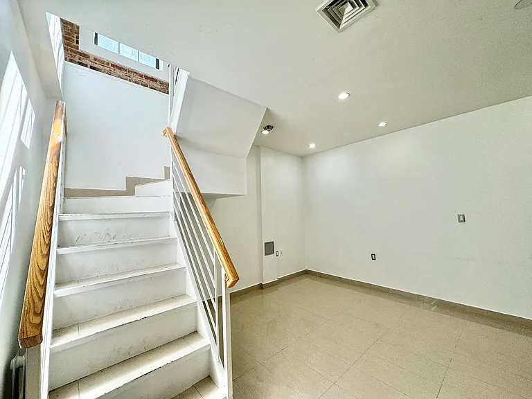 753 Lexington Ave #1D — Photo 10