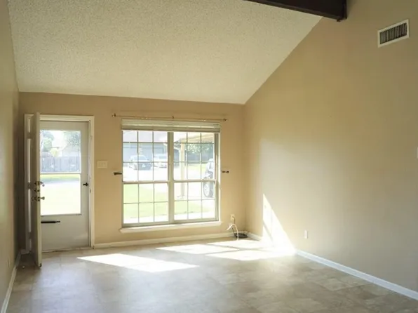 101 Stubblefield Dr #A, Elgin, TX 78621