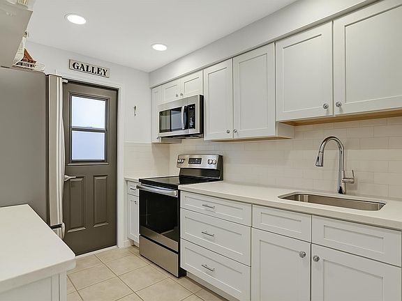 4th image of 2601 NE 14th Street Causeway #344