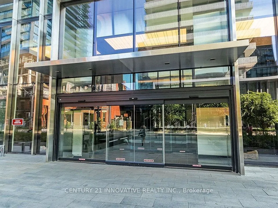 55 Charles St E #806