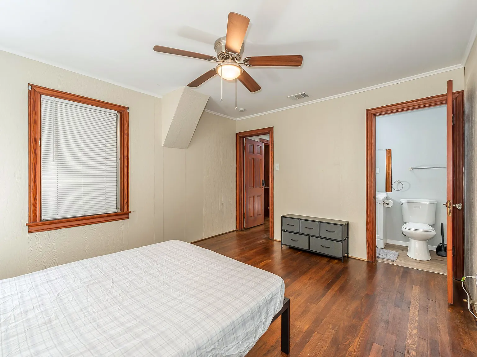 4 bed, 5.0 bath, 1308 sqft, $650 — Photo 2