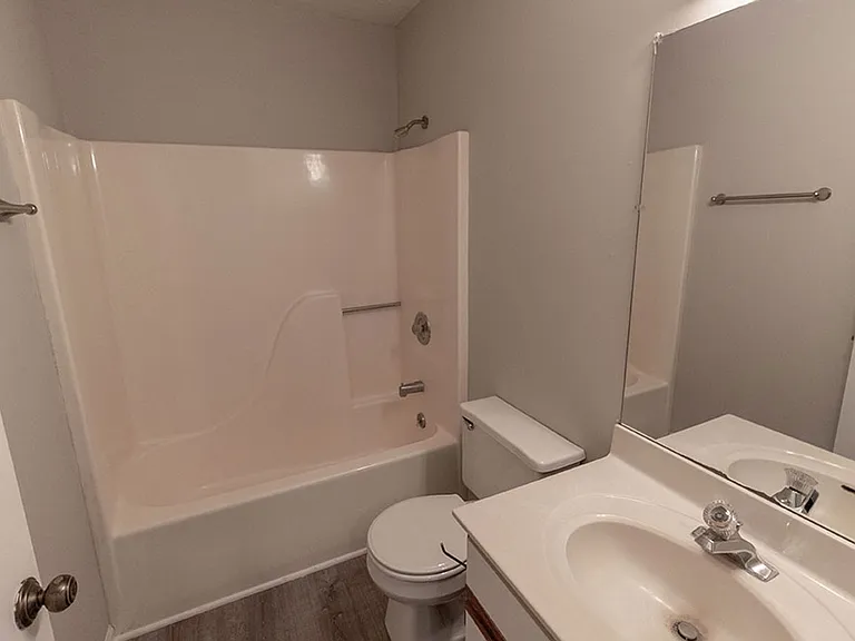 1913-1915 Greenleaves Ct — Photo 21