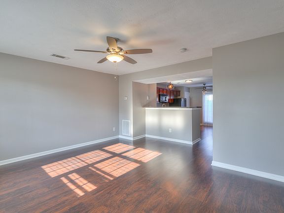 3rd image of 130 Oak Valley Cir