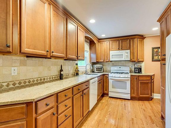 3rd image of 134 Montrose Dr