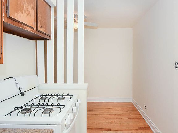 5th image of 660 W Wrightwood Ave #212