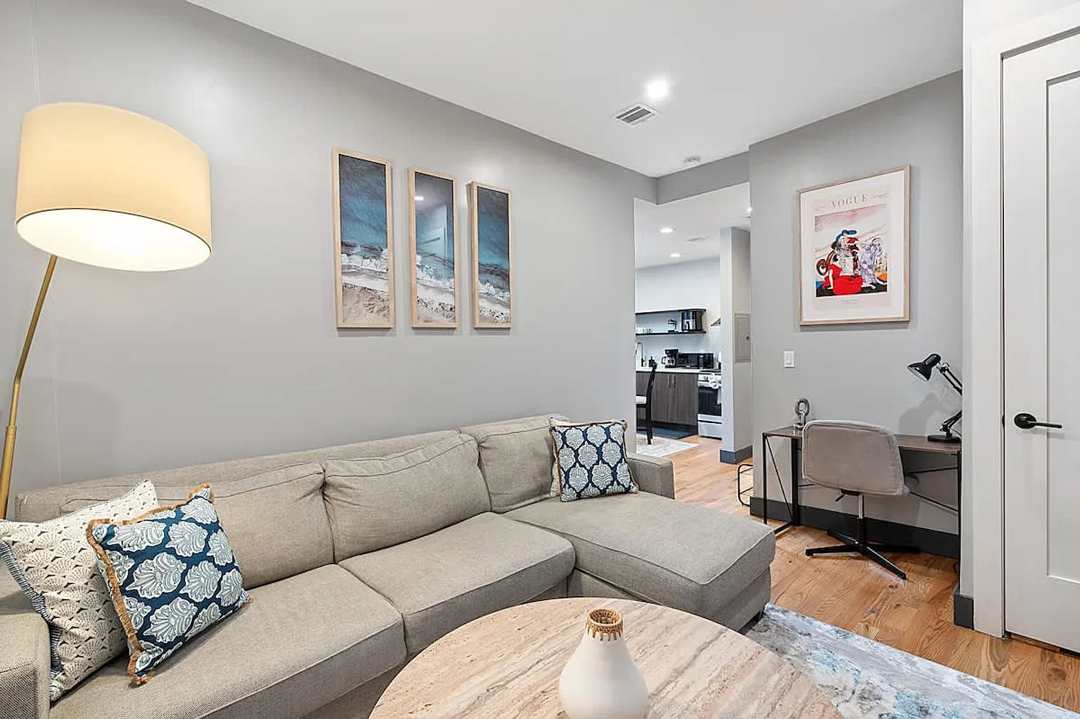 2 bed, 1.0 bath, 1097 sqft, $5,596 — Photo 3