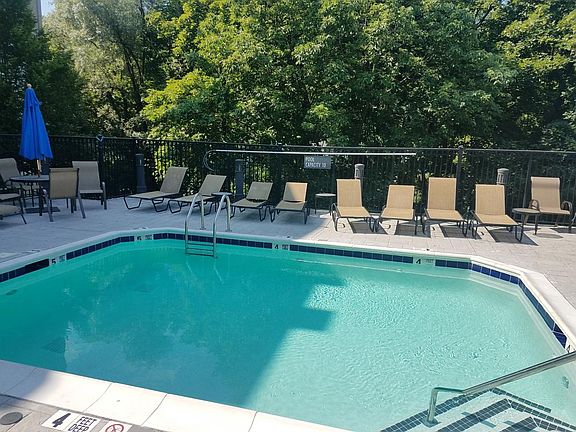 5th image of 100 Glen St APT 2505