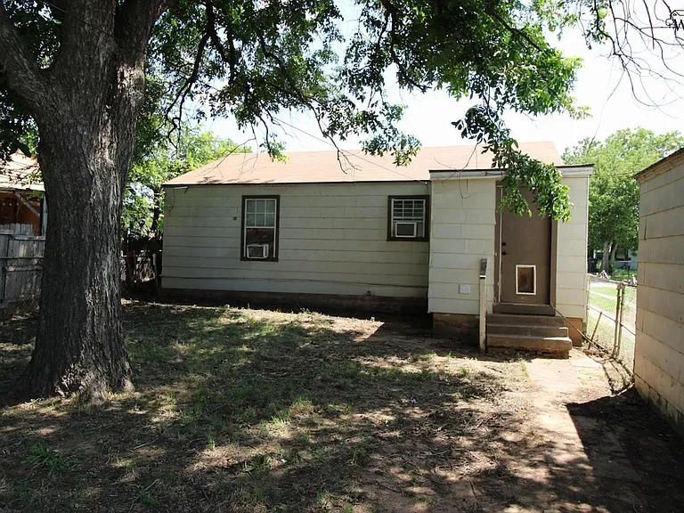 1640 Hawes Ave — Photo 19