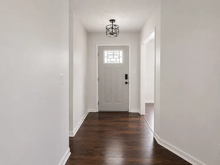 423 Spring Dr — Photo 3
