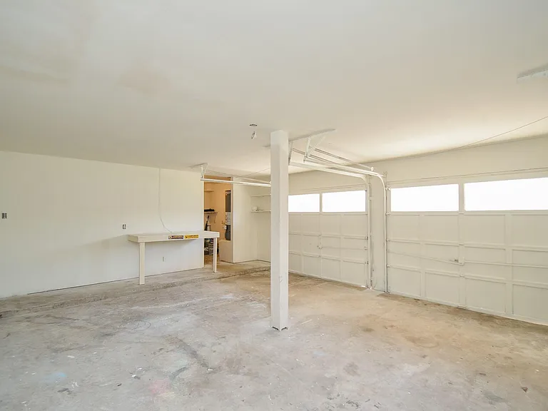 9414 Kingsvalley St — Photo 32