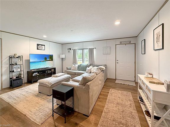 5th image of 206 Fairchase Cir
