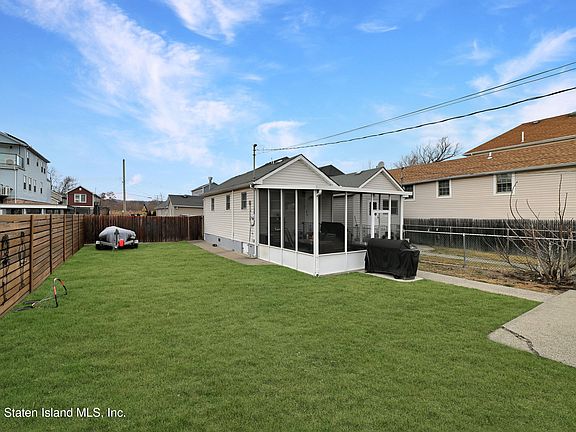 3rd image of 945 Olympia Blvd