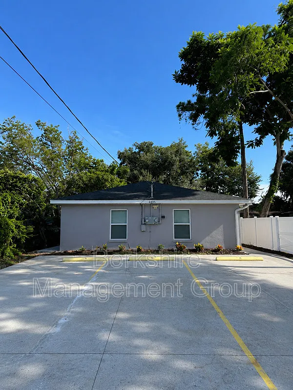 2 bed, 1.0 bath, 930 sqft, $1,325 — Photo 1