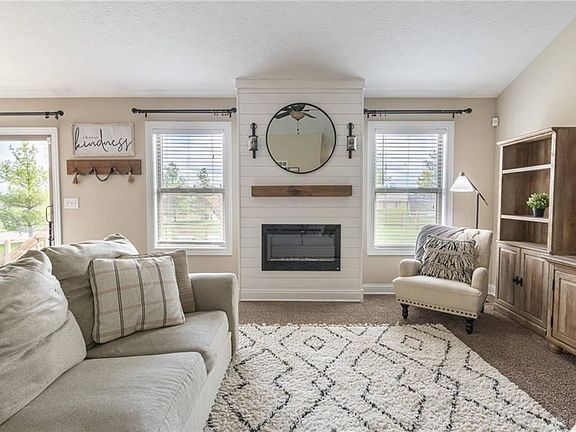 3rd image of 195 Hickory Pointe Dr