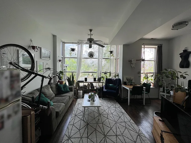 2824 W Armitage Ave — Photo 4