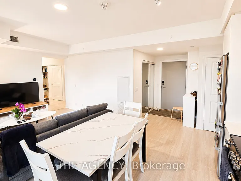30 Upper Mall Way #A622 — Photo 4