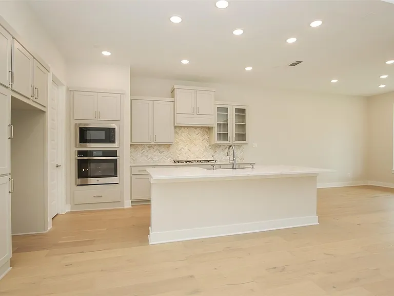 8018 Hingham Ln — Photo 13