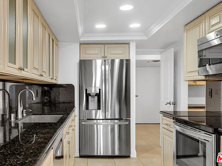 10660 Wilshire Blvd #701 — Photo 11