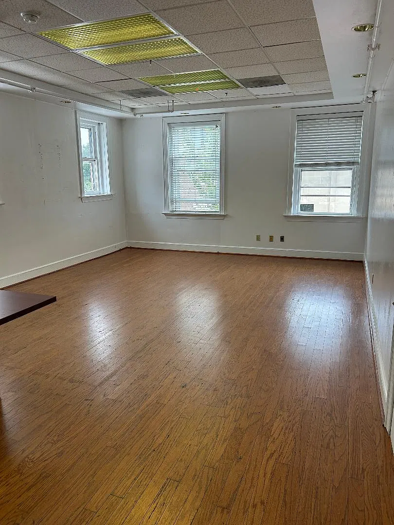 102 W Roanoke St — Photo 4