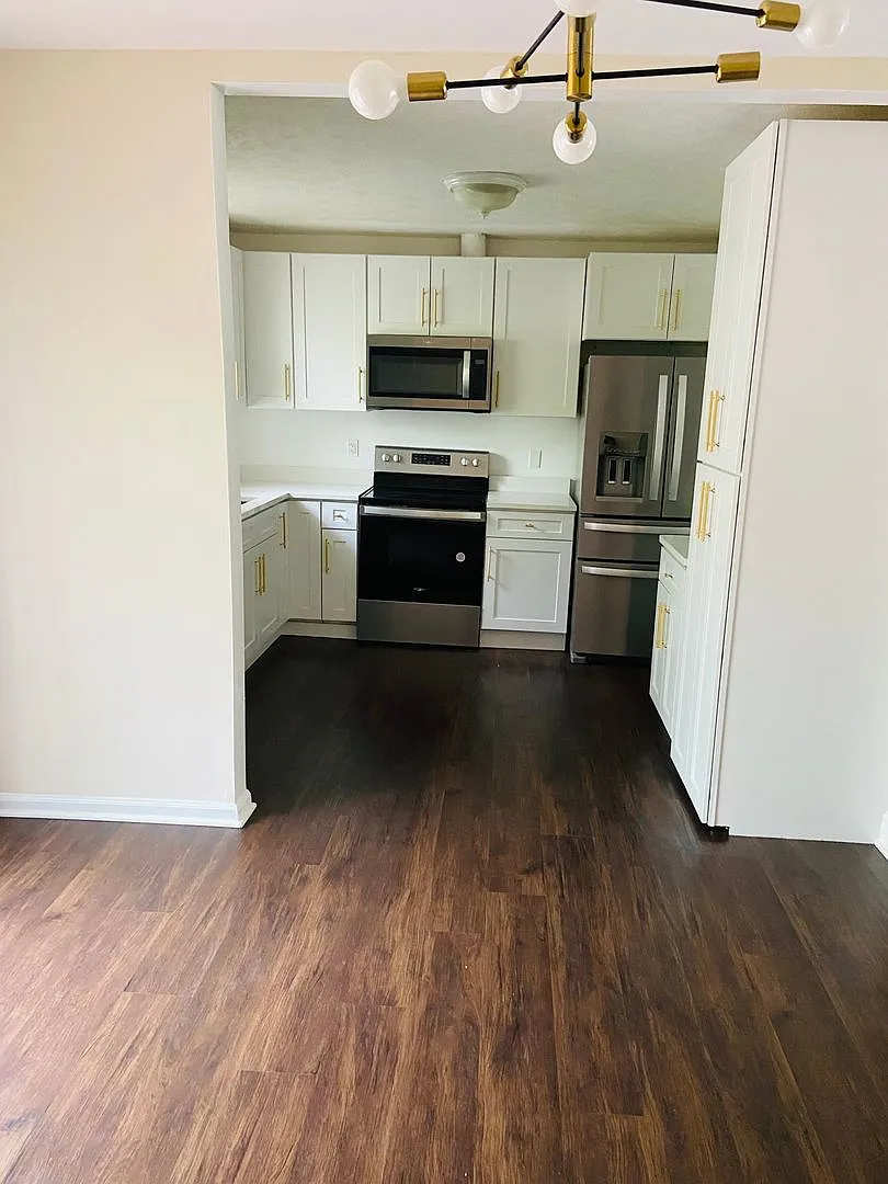 3 bedrooms /2 bath Condo Available Now — Photo 4