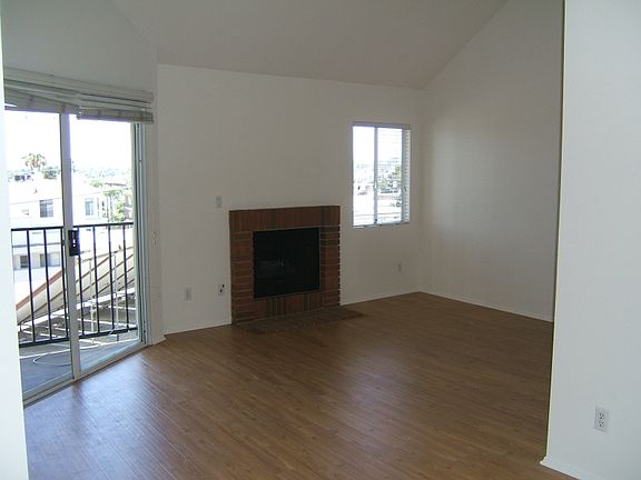 4th image of 11660 Mayfield Ave APT 404