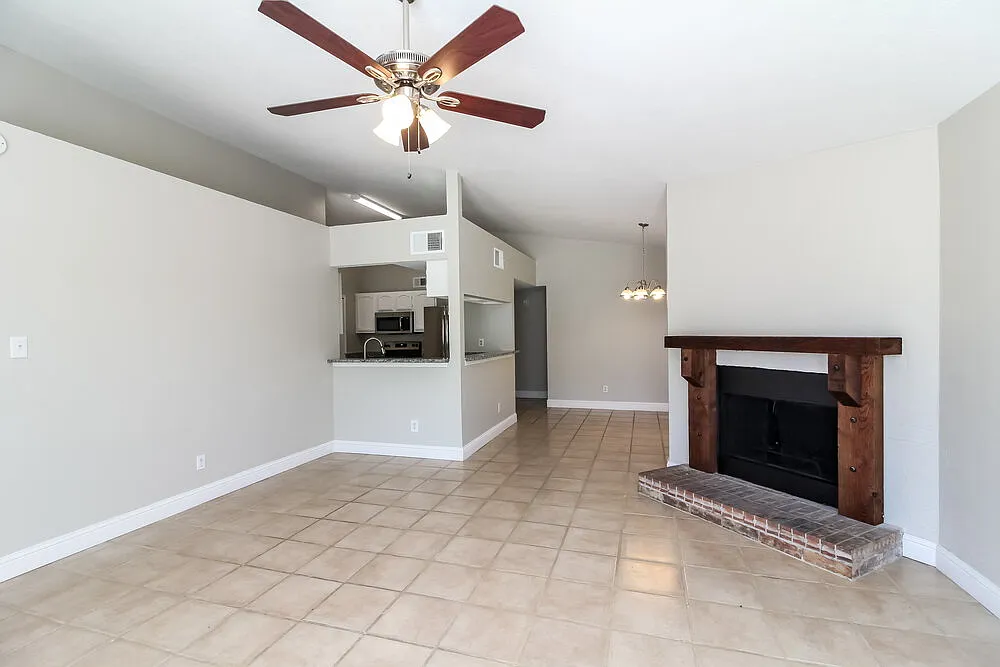 3 bed, 2.0 bath, 1287 sqft, $1,970 — Photo 4