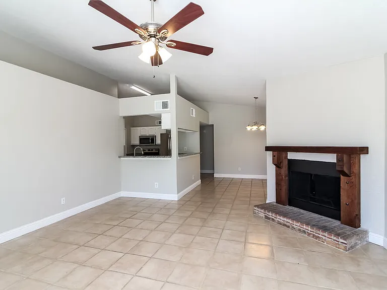 131 London Ln — Photo 4