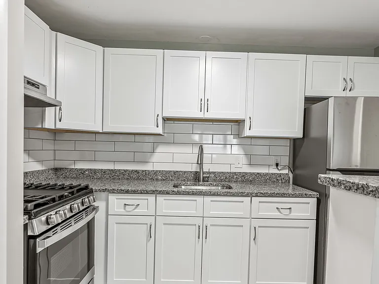 3 Elaine St #33 — Photo 4