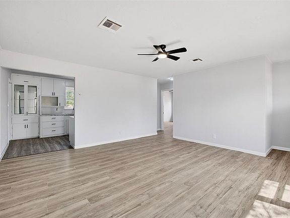 4th image of 415 Eisenhower Blvd