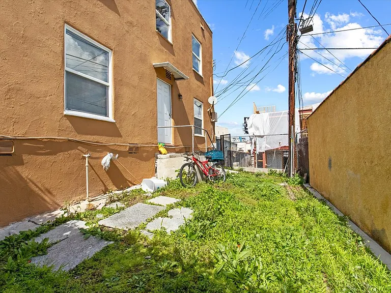 1032 S Redondo Blvd — Photo 17