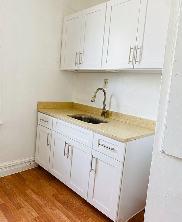 1st image of 16 Richmond Pl #B