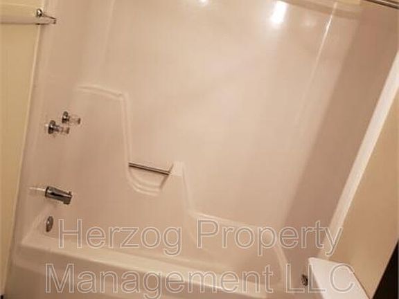 5th image of 829 Center St S APT 8