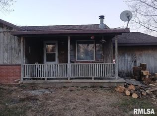958 Kinmundy Rd, Louisville, IL