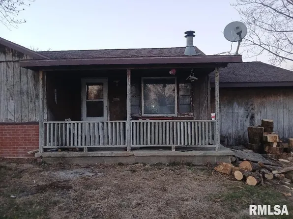 958 Kinmundy Rd, Louisville, IL 62858