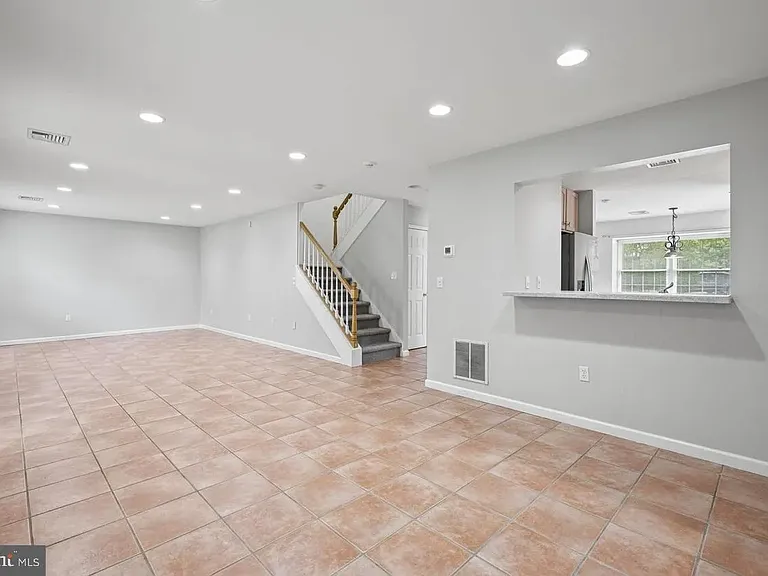 262 Crescent Dr — Photo 6